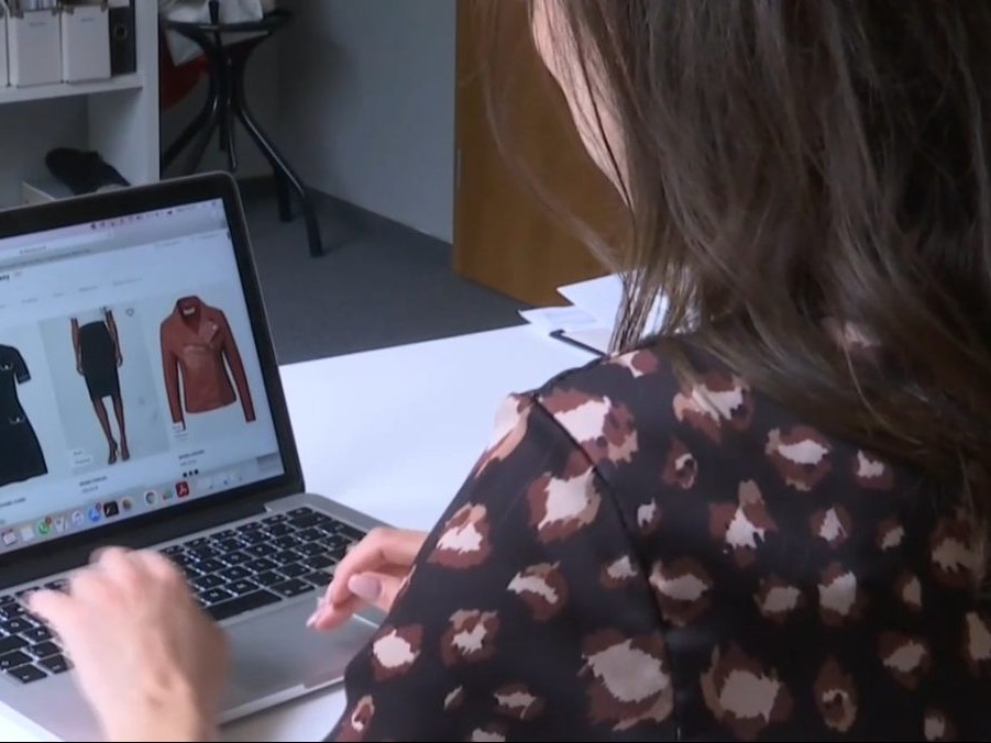 žena nakupuje na internete