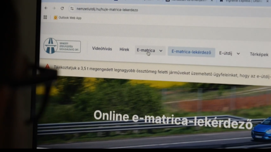 Ilustračná snímka kupovania maďarskej diaľničnej známky.