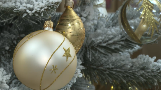 Na snímke vianočné ozdoby.