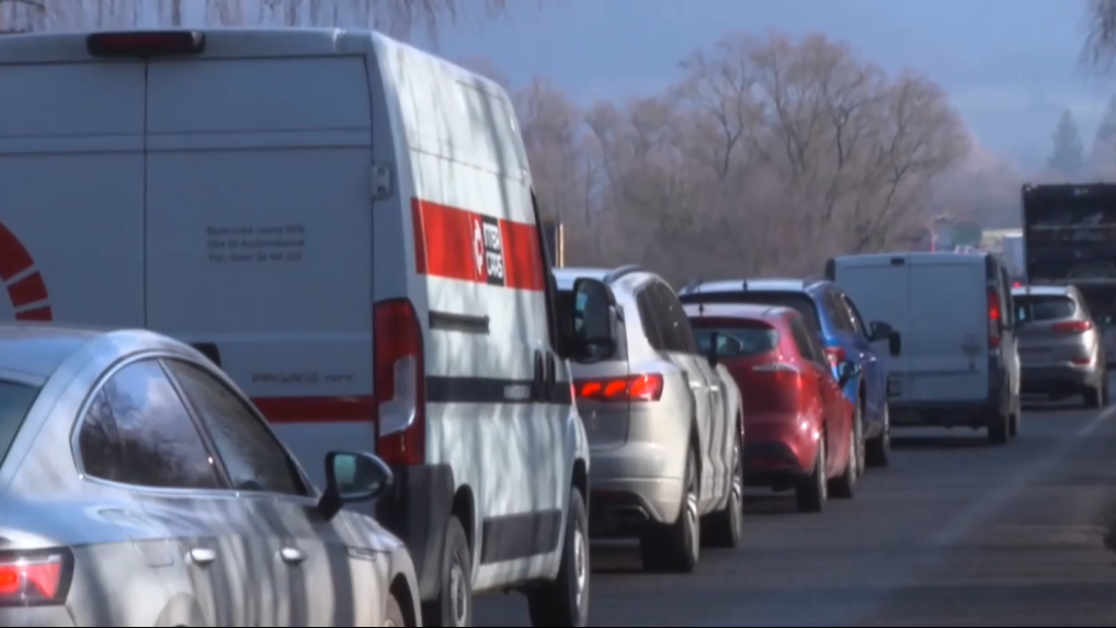 Na snímke autá v kolóne.