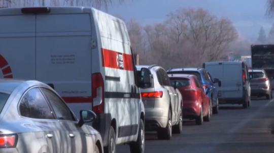 Na snímke autá v kolóne.