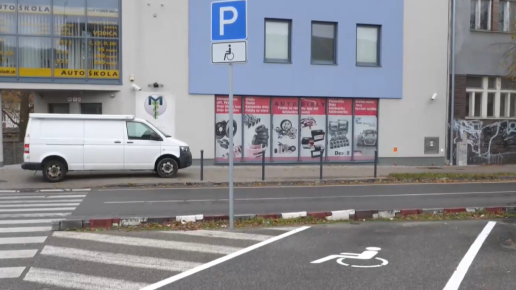 Na snímke parkovacie miesto pre ŤZP na parkovisku v Nitre.