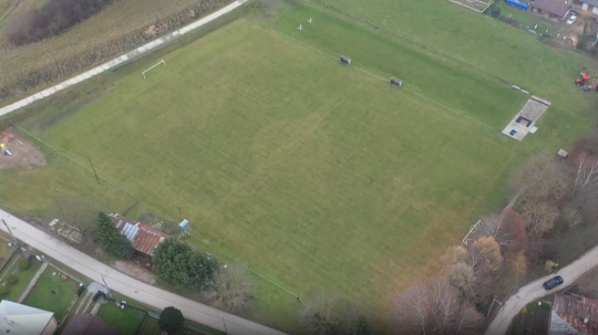 Svoj pozemok pod ihriskom Fedákovci užívať nemohli, obec neplatila ani nájom: Situáciu pomohla vyriešiť aj reportáž STVR