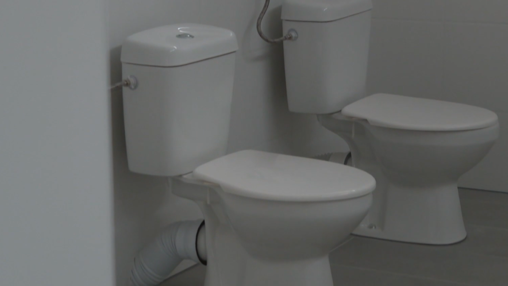 Po reportáži STVR sa veci pohli: Karlova Ves schválila rekonštrukciu toaliet v škole, kde sa učí vyše 400 detí