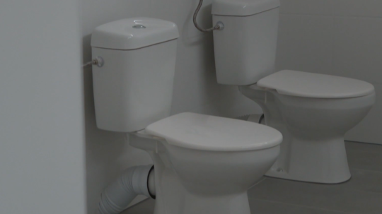 Po reportáži STVR sa veci pohli: Karlova Ves schválila rekonštrukciu toaliet v škole, kde sa učí vyše 400 detí