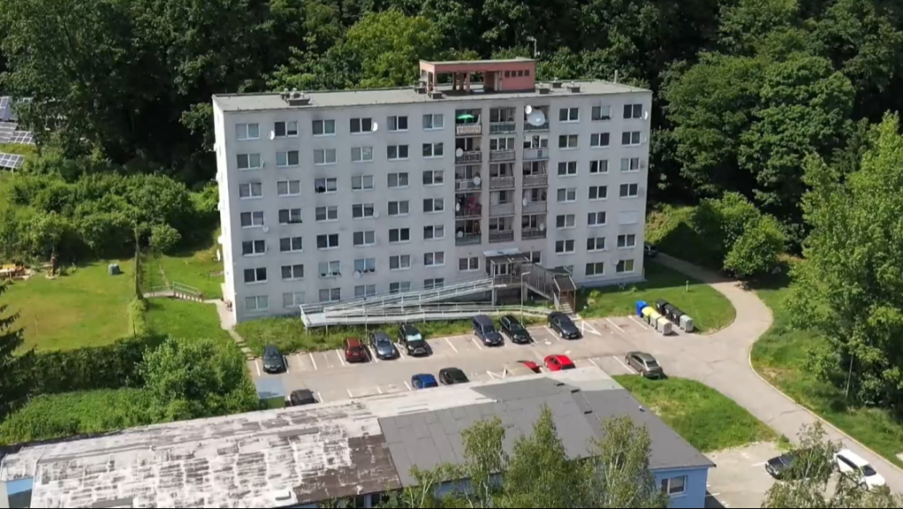 Na snímke bytový dom v Slovenskej Lupči.