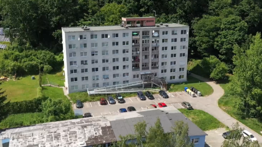 Na snímke bytový dom v Slovenskej Lupči.