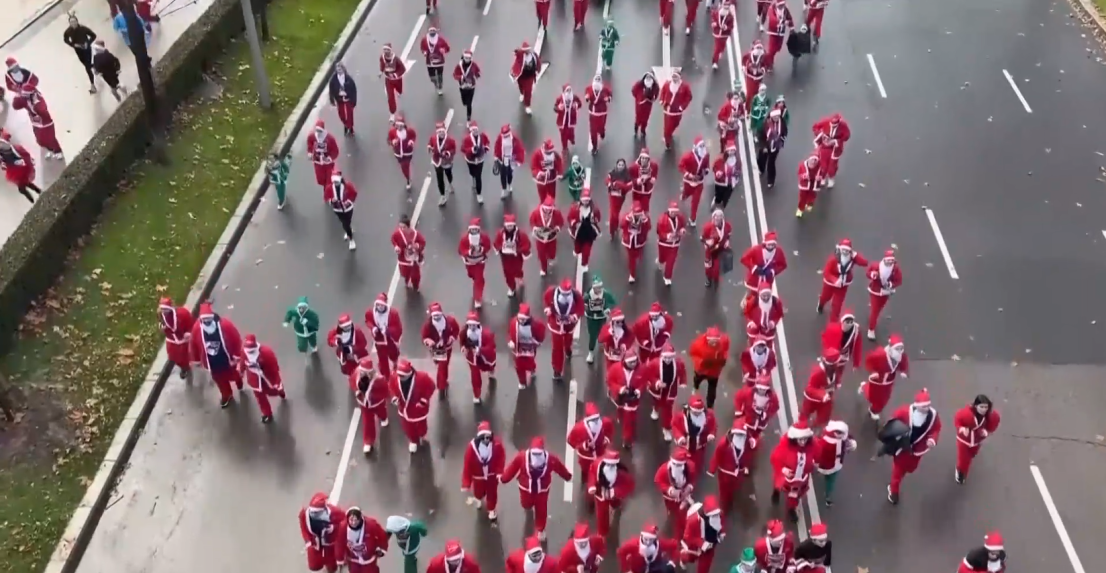 Na snímke bežci v kostýmoch.