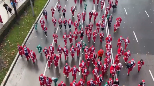 Na snímke bežci v kostýmoch.