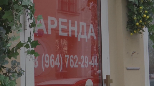 Na snímke inzerát na dverách priestorov.