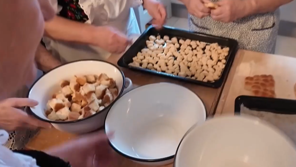 Na snímke ženy pripravujú bobáľky.