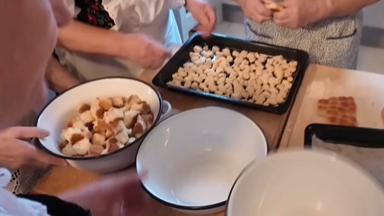 Na snímke ženy pripravujú bobáľky.