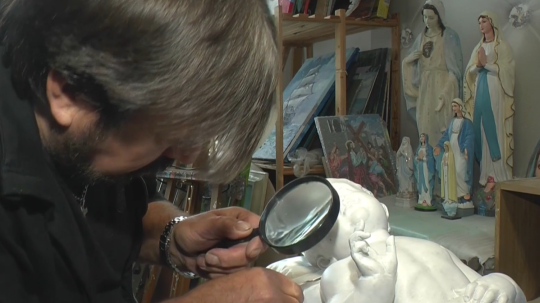 Na snímke reštaurátor Ján Dzugas opravuje sochu.