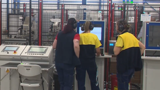 pracovníci v závode