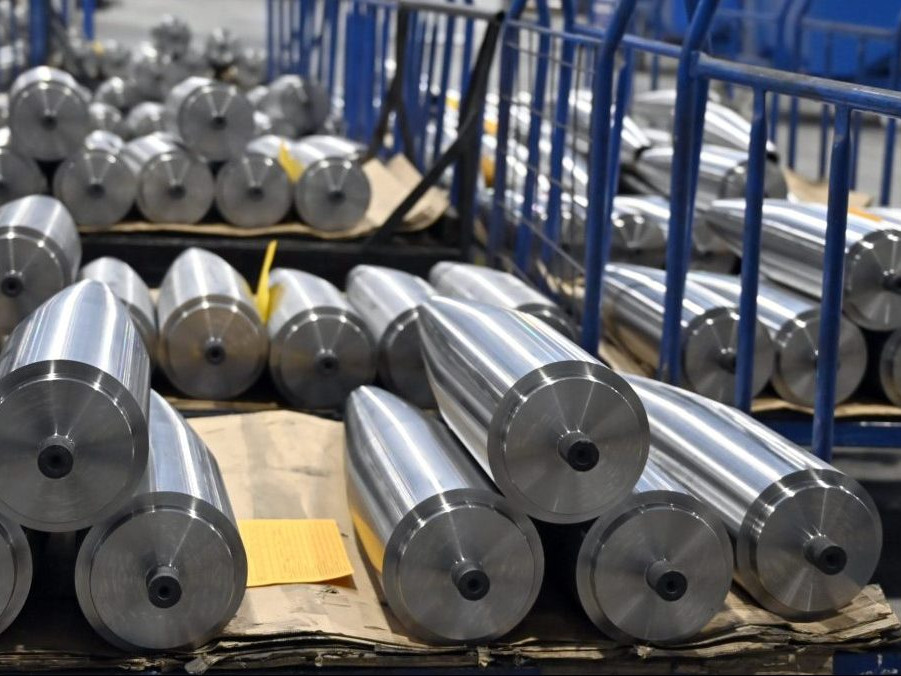 Na snímke výroba tiel pre veľko-kalibrovú muníciu.