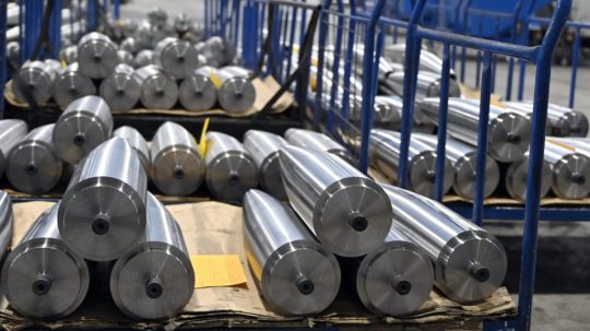 Na snímke výroba tiel pre veľko-kalibrovú muníciu.