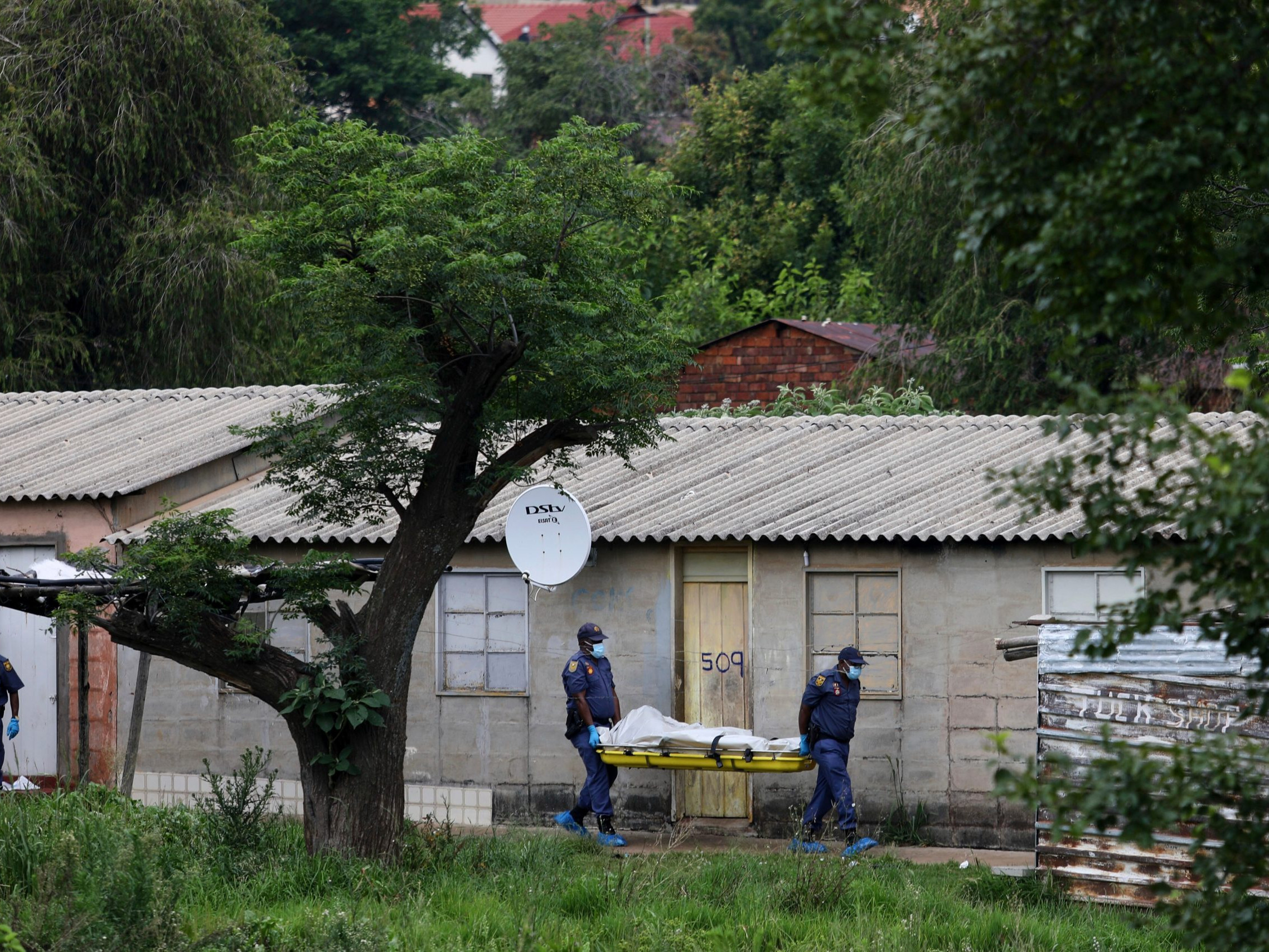 Presun mŕtveho tela po masovej streľbe v Afrike