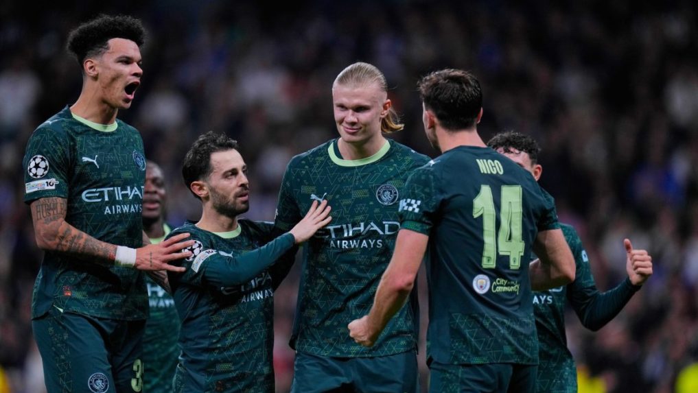 Erling Haaland oslavuje so spoluhráčmi gól.