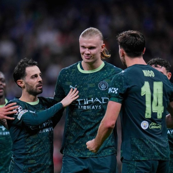 Erling Haaland oslavuje so spoluhráčmi gól.