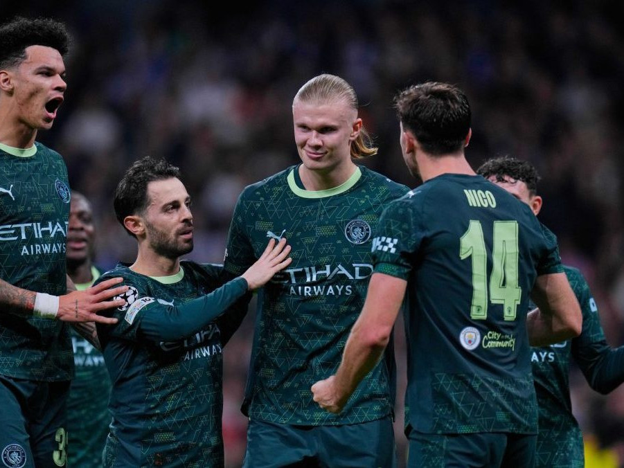 Erling Haaland oslavuje so spoluhráčmi gól.