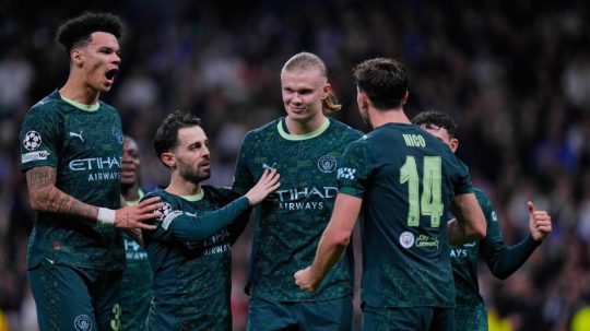 Erling Haaland oslavuje so spoluhráčmi gól.