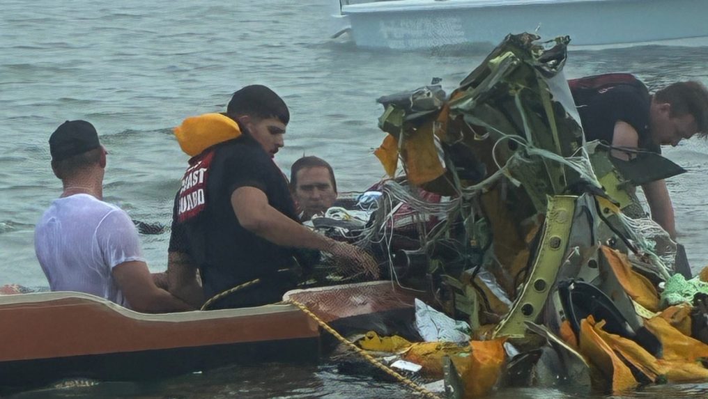 FOTO: Najmenej päť ľudí zahynulo pri páde malého lietadla pri pobreží Texasu, dve osoby utrpeli zranenia