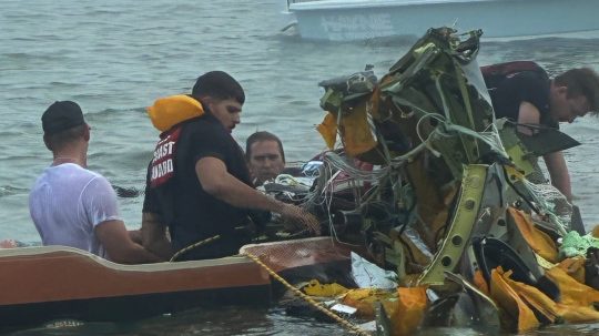 FOTO: Najmenej päť ľudí zahynulo pri páde malého lietadla pri pobreží Texasu, dve osoby utrpeli zranenia