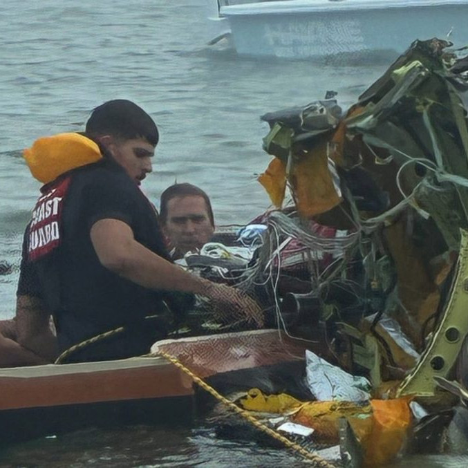 FOTO: Najmenej päť ľudí zahynulo pri páde malého lietadla pri pobreží Texasu, dve osoby utrpeli zranenia