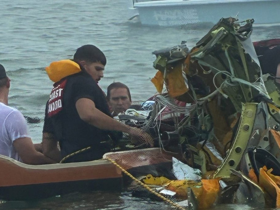 FOTO: Najmenej päť ľudí zahynulo pri páde malého lietadla pri pobreží Texasu, dve osoby utrpeli zranenia