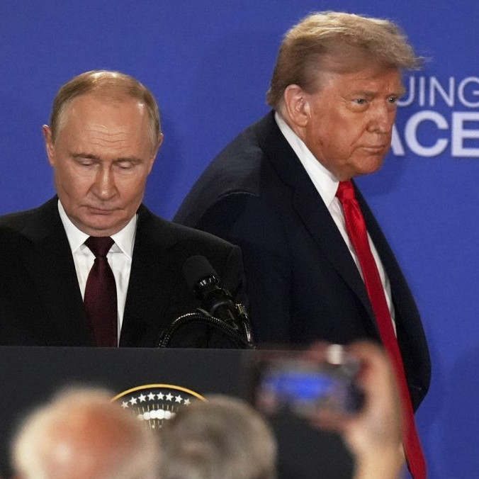 Na snímke Trump a Putin po spoločnom rokovaní.