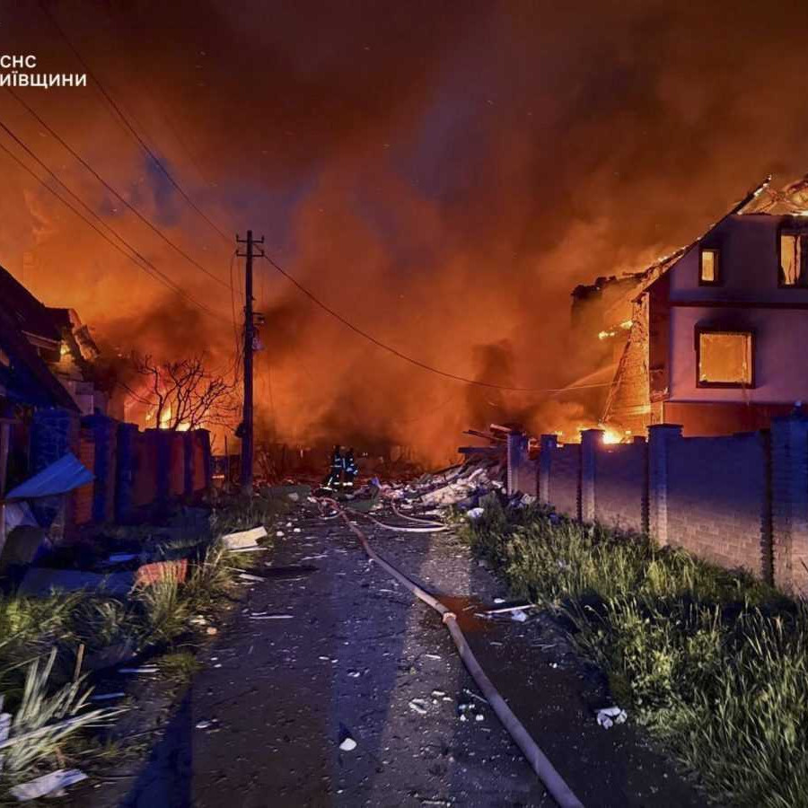 Požiar v Kyjevskej oblasti po ruskom útoku.