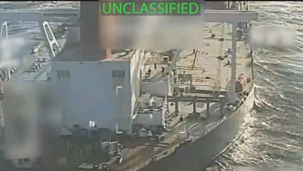 Na záberoch vidieť americké špeciálne jednotky zlaňovať z helikoptéry na palubu tankera.