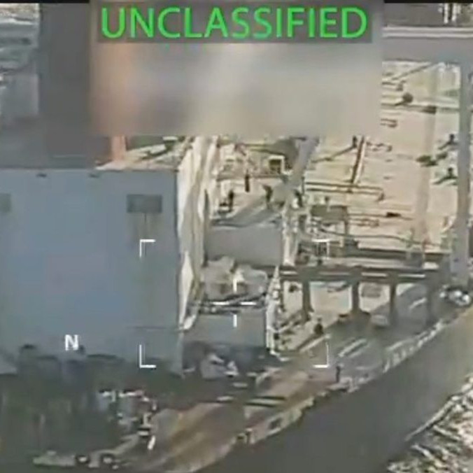 Na záberoch vidieť americké špeciálne jednotky zlaňovať z helikoptéry na palubu tankera.