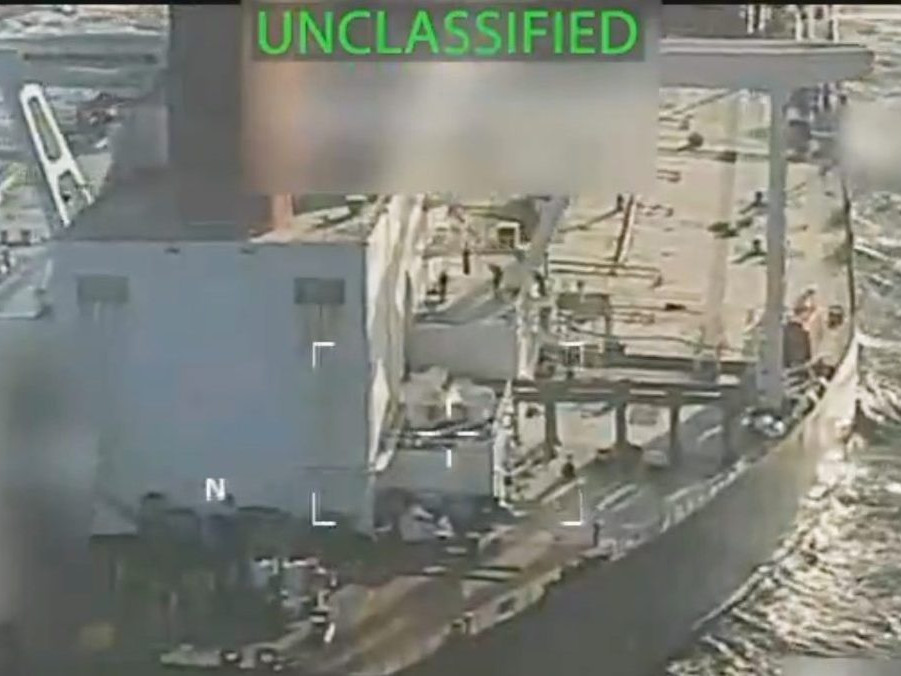 Na záberoch vidieť americké špeciálne jednotky zlaňovať z helikoptéry na palubu tankera.