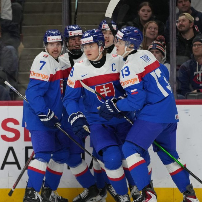 Slovenskí hokejisti do 20 rokov sa tešia z gólu proti USA.