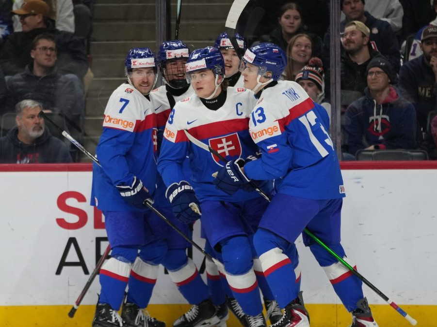Slovenskí hokejisti do 20 rokov sa tešia z gólu proti USA.