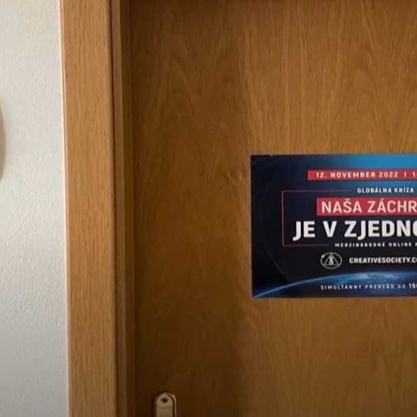 Plagát Tvorivej spoločnosti na dverách