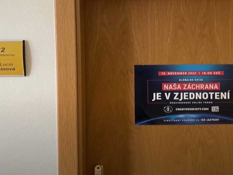 Plagát Tvorivej spoločnosti na dverách