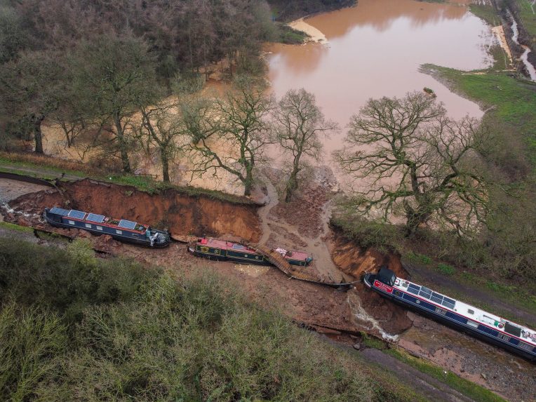 Na snímke uviaznuté lode.