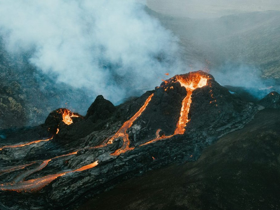 Ilustračná snímka sopky.