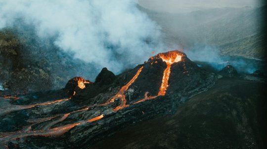 Ilustračná snímka sopky.