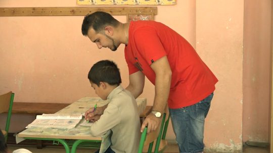 pedagogický asistent pomáha žiakovi