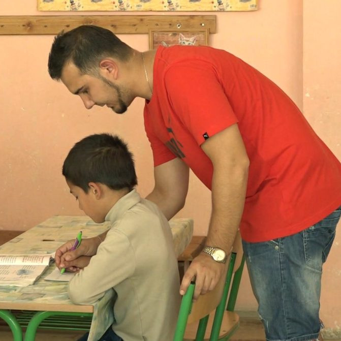 pedagogický asistent pomáha žiakovi