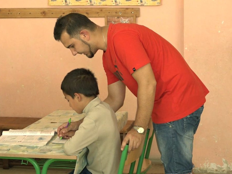 pedagogický asistent pomáha žiakovi