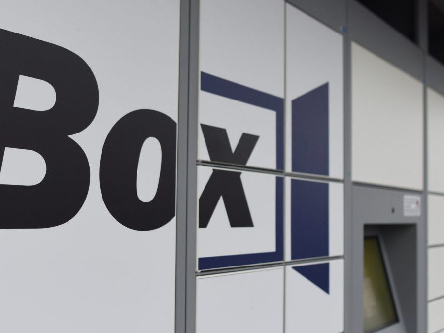 Na ilustračnej snímke balíkobox.