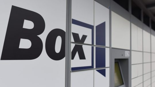 Na ilustračnej snímke balíkobox.