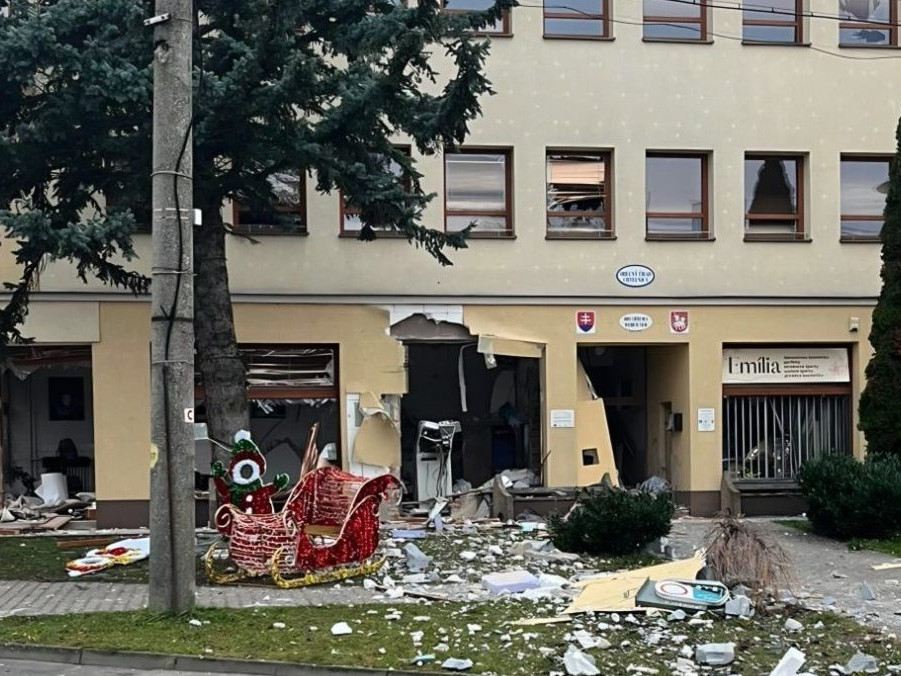 Na snímke poškodená budovať a bankomat po výbuchu.