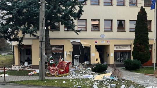 Na snímke poškodená budovať a bankomat po výbuchu.