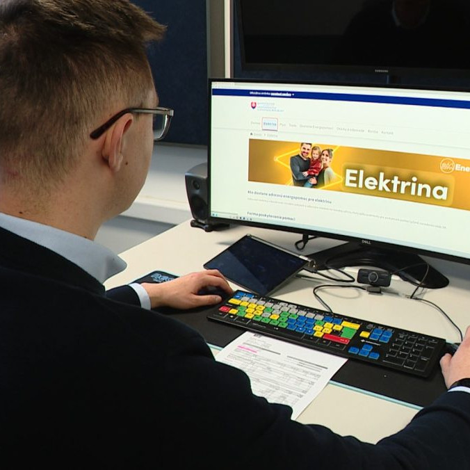 Boris si prezerá stránku energopomoc.sk