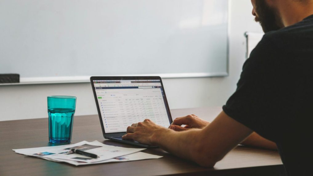 Ilustračná snímka muža pracujúceho na počítači.